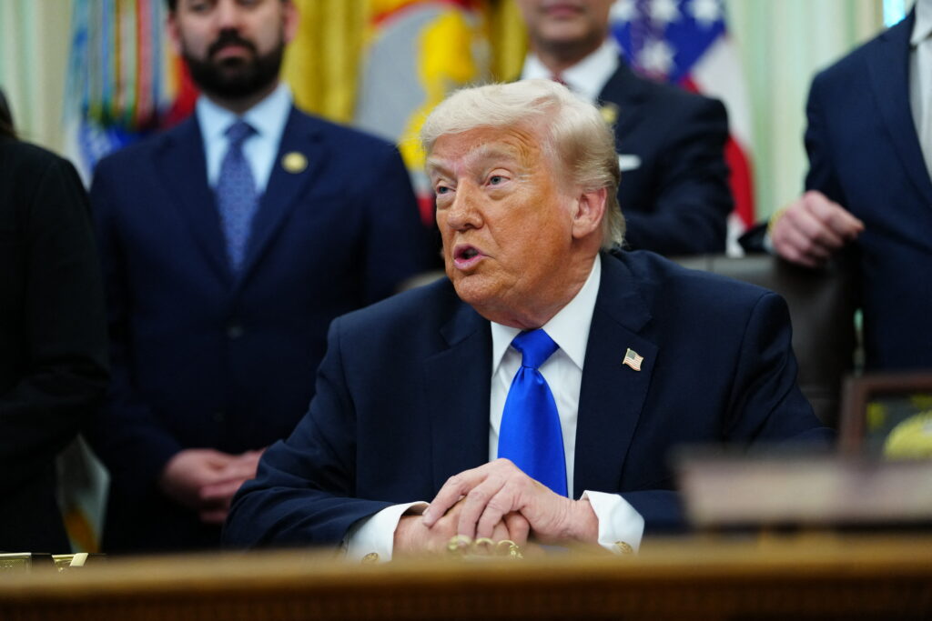 Trump amenință Iranul după atacul din avionul Flydubai: „Vor fi loviți foarte tare”