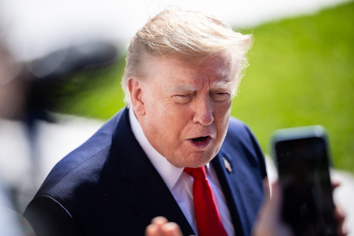Trump amenință Politico cu măsuri legale dacă nu retrage în 48 de ore articolele despre șefa Casei Albe
