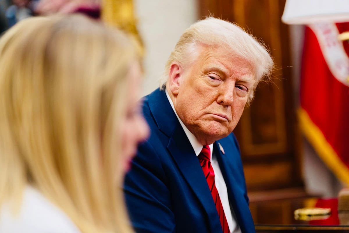 Trump spune că angajații care divulgă informații militare ale SUA „ar trebui împușcați