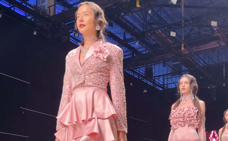 Tudor Hălățiu la Romanian Fashion Week: mult romantism și volum, dar prea puține surprize