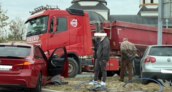 Turda: accident cu două mașini în giratoriul de pe strada Ștefan cel Mare, trafic blocat spre Centru Micro
