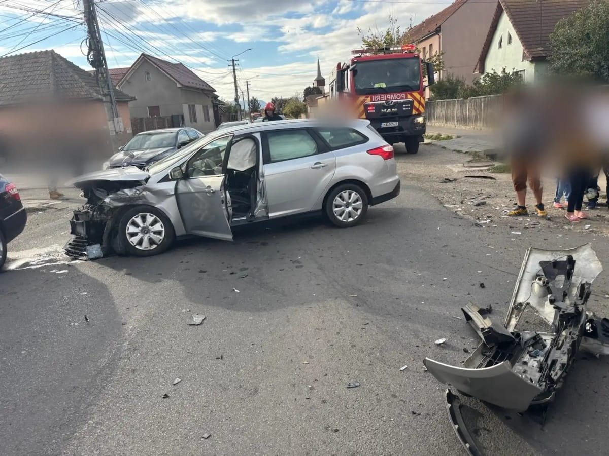 Turda: accident cu două mașini, trei persoane evaluate medical, o femeie și un tânăr duși la spital