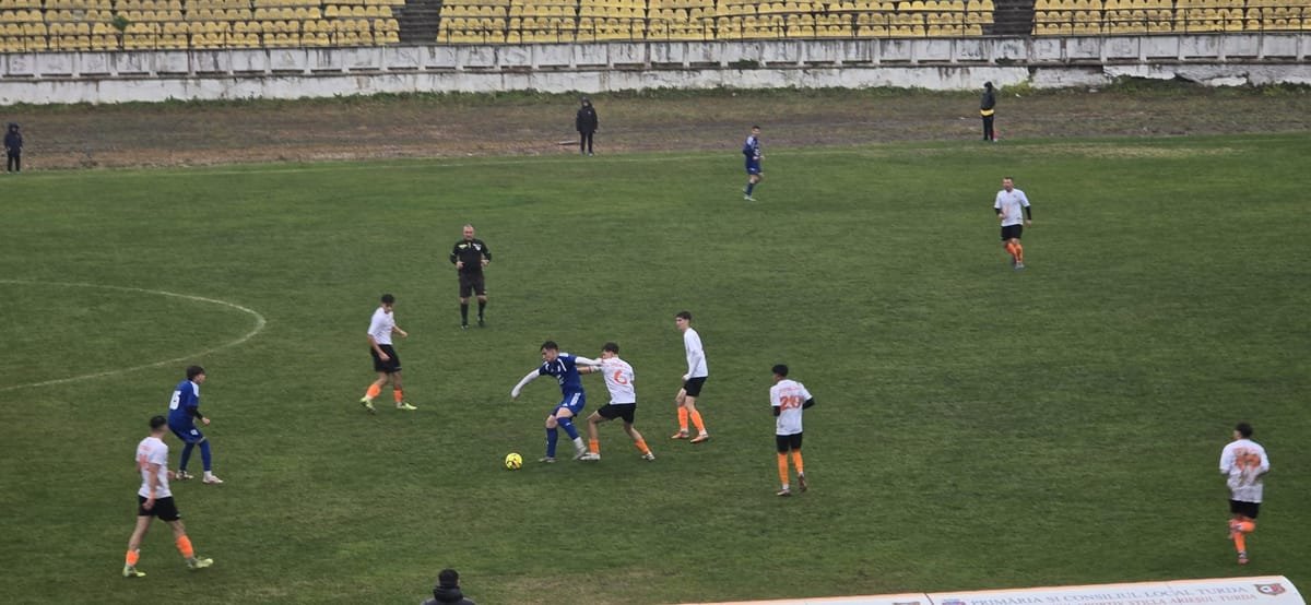 Turda: ACSM pierde acasă în fața Sporting Cluj-Napoca, într-un meci disputat pe vreme nefavorabilă (FOTO)