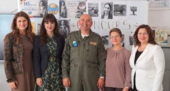 Turda: elevii Școlii Gimnaziale „Ioan Opriș” au creat lucrări despre saltul record al Smarandei Brăescu