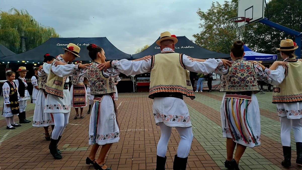 Turda: Festivalul Toamnei s-a încheiat cu spectacol folcloric și bunătăți ardelenești (VIDEO/FOTO)