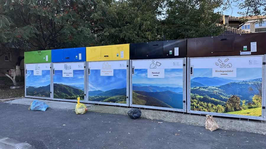 Turda: insulele ecologice au uși blocate și cartele care nu se scanează, reclamă consilierul Adonis Baba