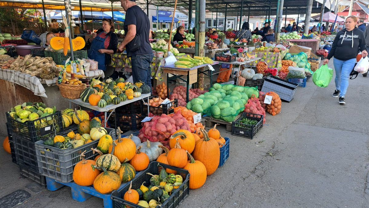 Turda: Legume proaspete de la producători locali, în Piața Agroalimentară, pentru cămara de iarnă