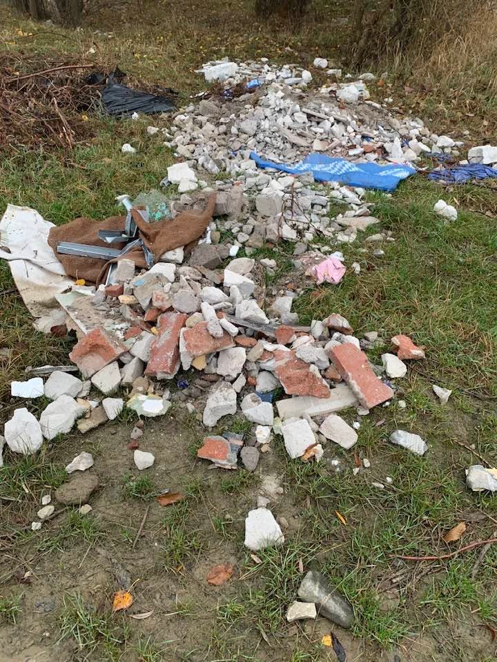 Turda: malul Arieșului s-a transformat într-o rampă clandestină de deșeuri, cu cauciucuri și un frigider