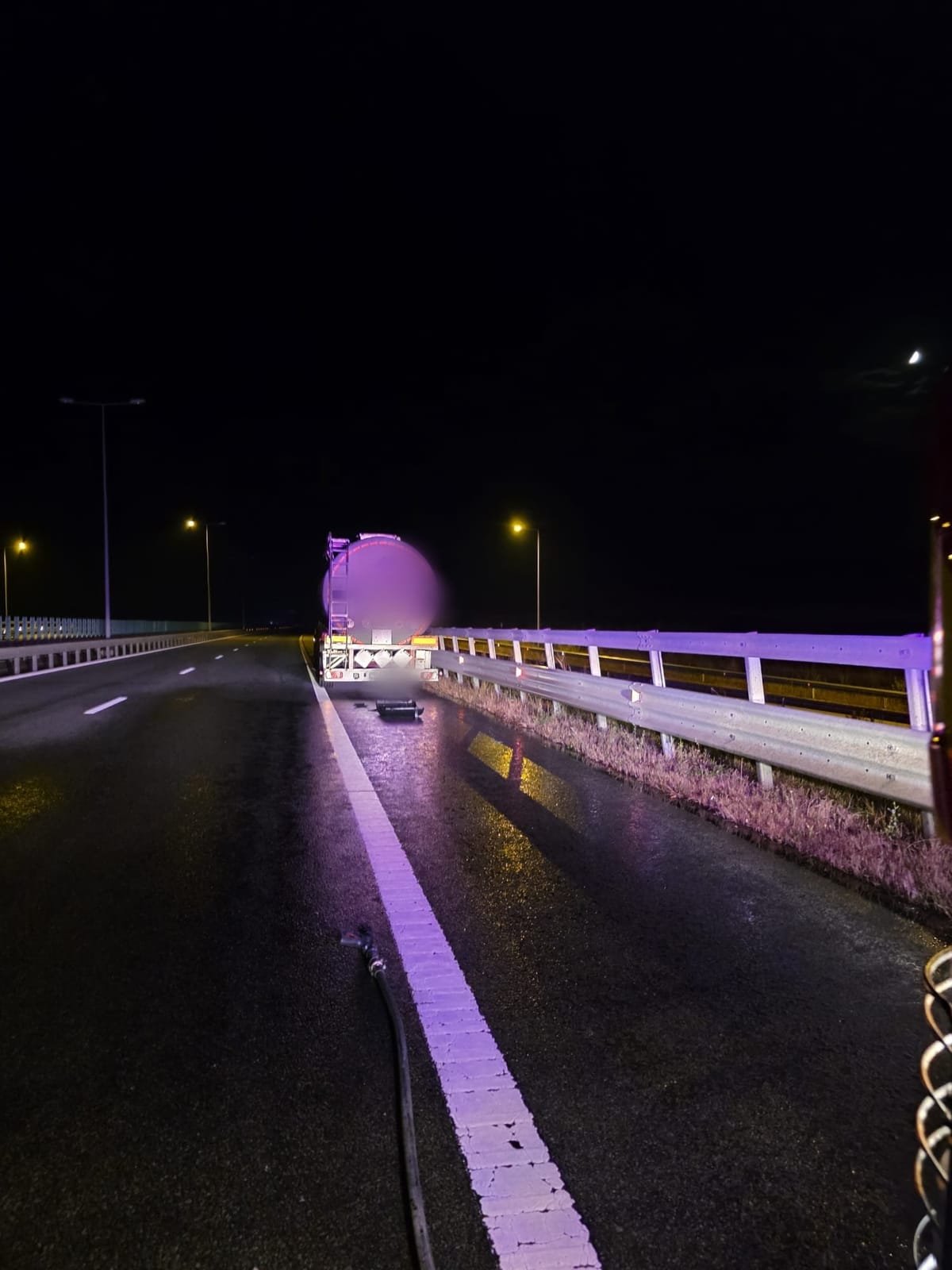 Turda: motorină scursă pe A10 după un accident între o autocisternă și un autoturism