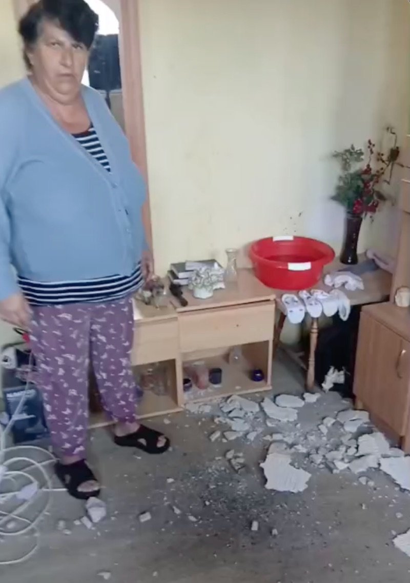 Turda: o mamă spune că trăiește fără apă și curent, după ce i-a căzut tavanul în casă (VIDEO)
