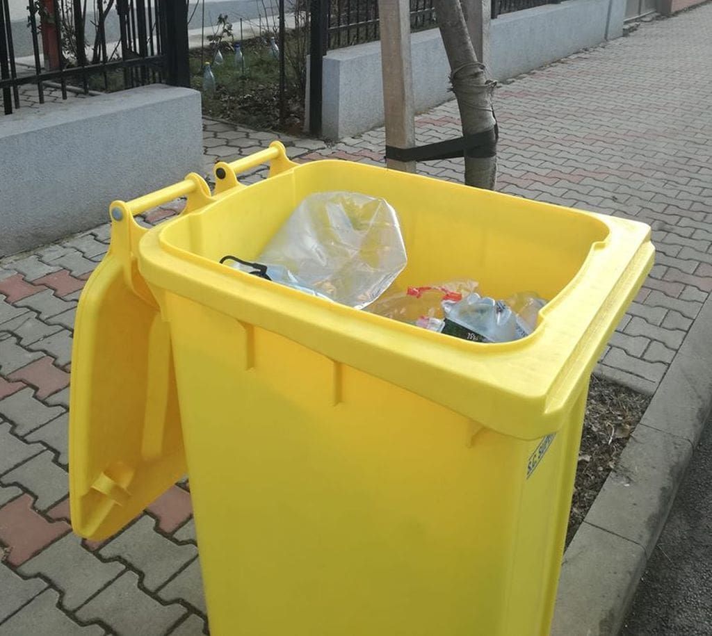 Turda: plasticul de pe strada Petru Maior nu a mai fost ridicat din 18 septembrie, iar o femeie se plânge