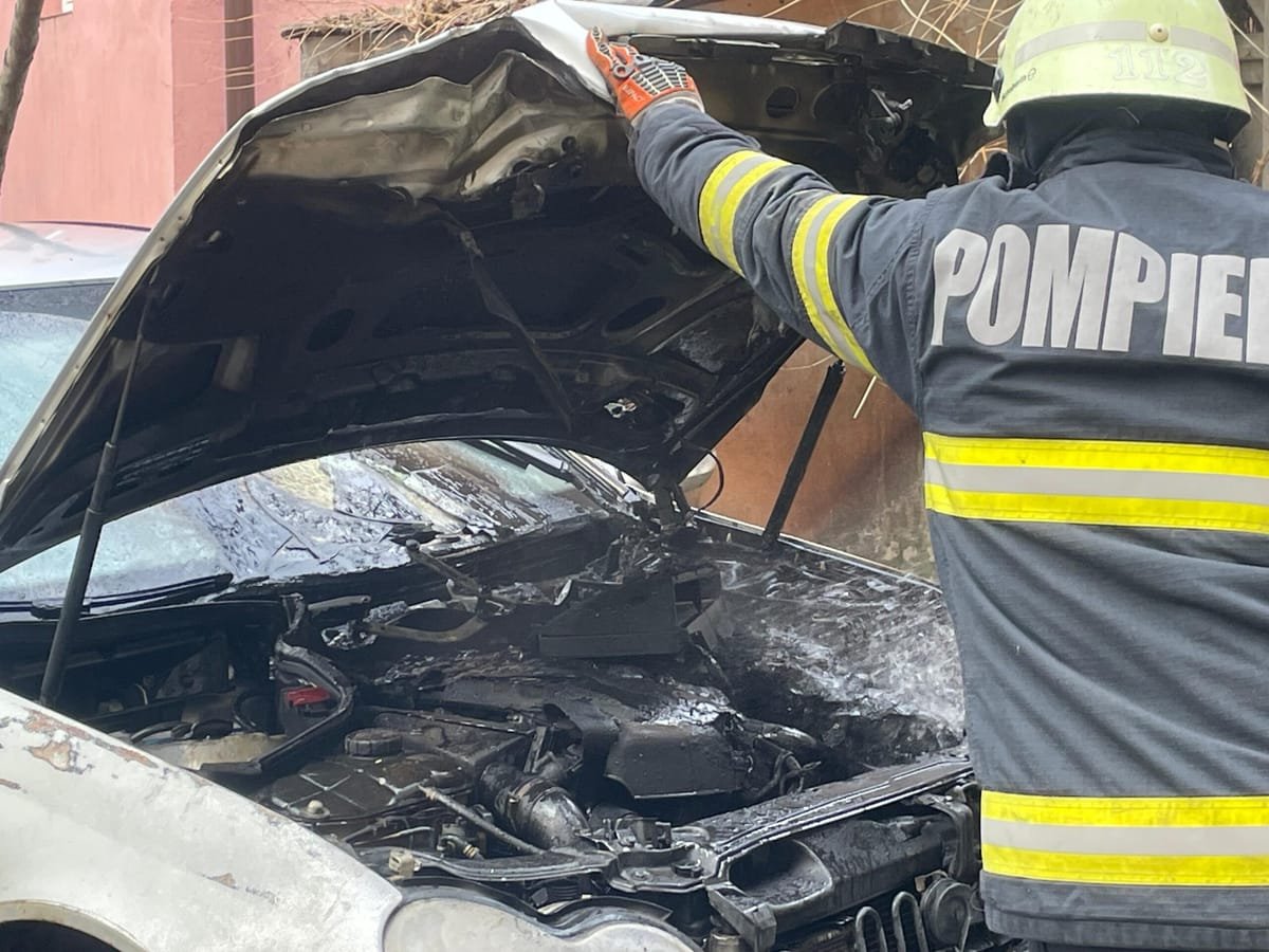 Turda: pompierii intervin pe strada Lianelor, unde un autoturism a fost cuprins de flăcări