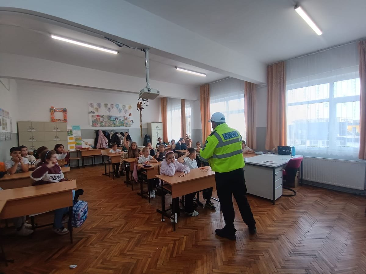 Turda: școlarii și preșcolarii au învățat cum să traverseze corect strada de la polițiștii locali
