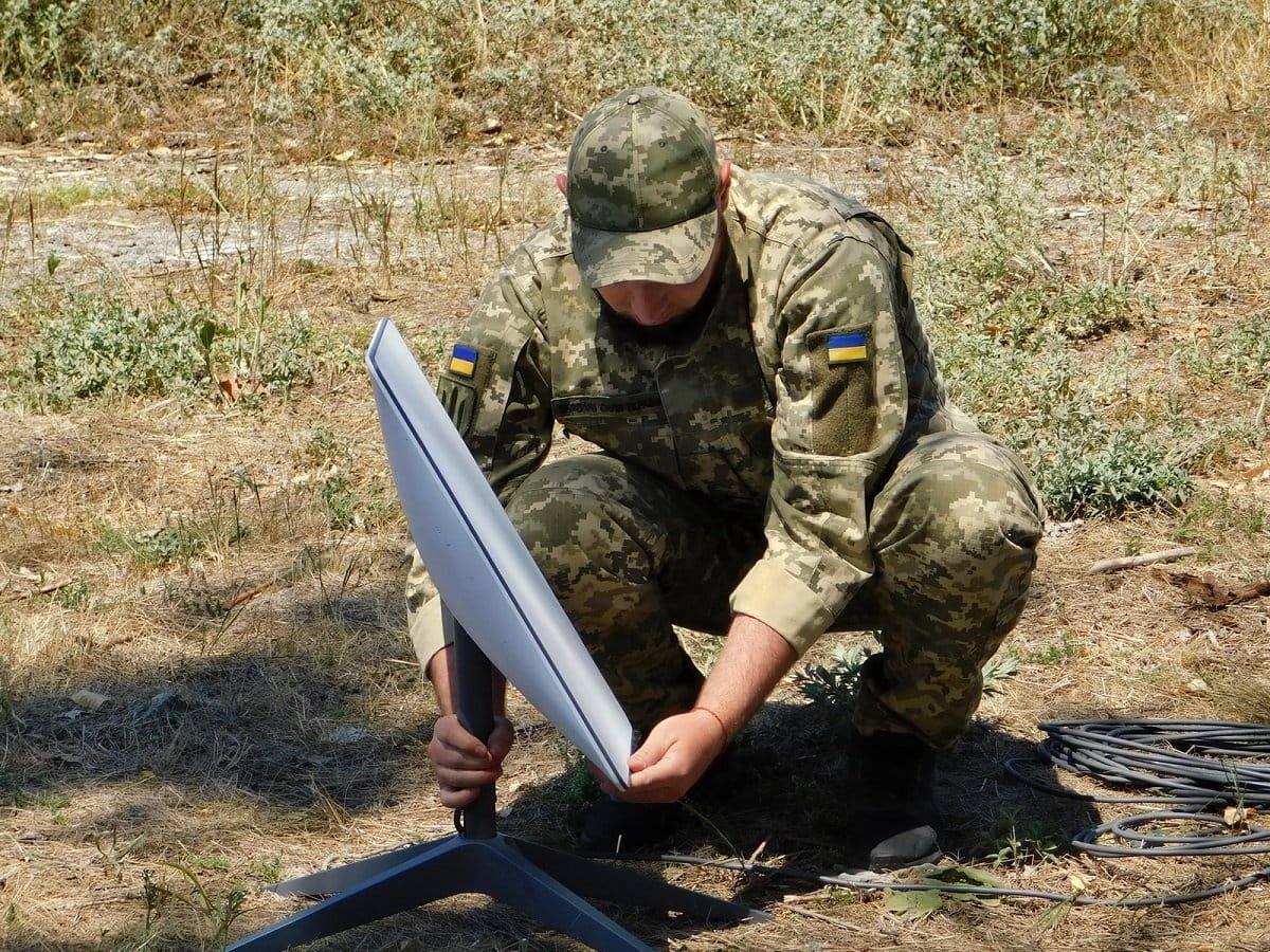 Ucraina: SpaceX a limitat viteza terminalelor Starlink de pe drone, iar unele misiuni au fost anulate