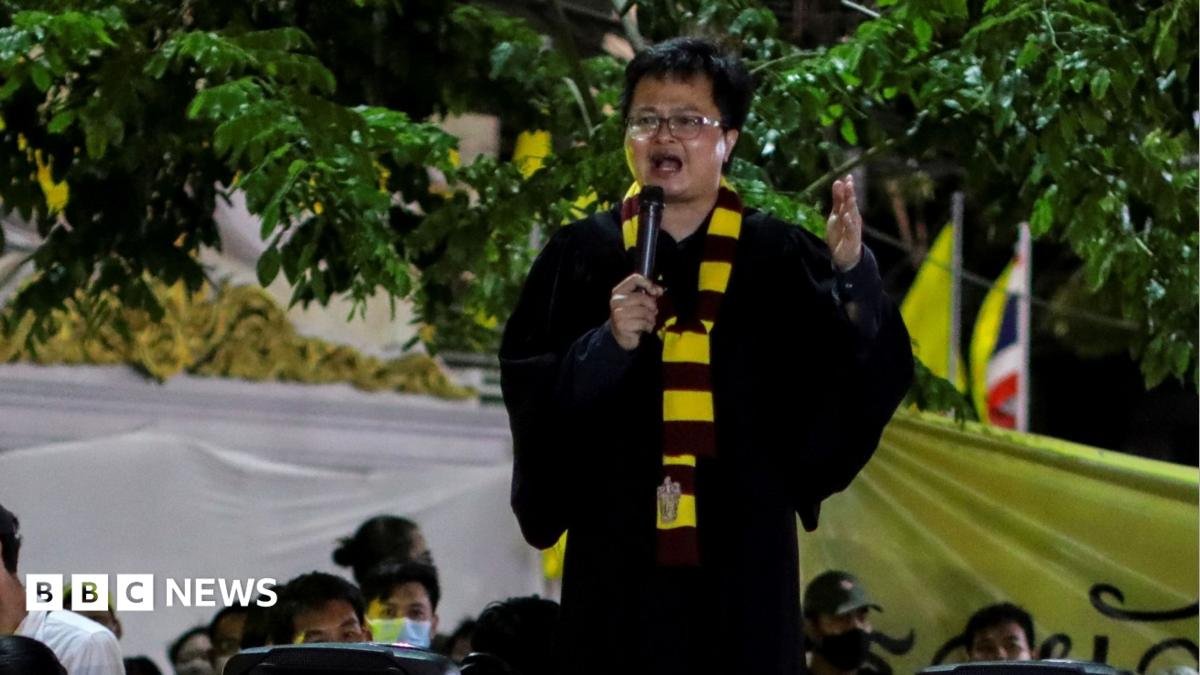 Un activist care a pus la îndoială monarhia din Thailanda, îmbrăcat ca Harry Potter, este acum închis pentru 34 de ani