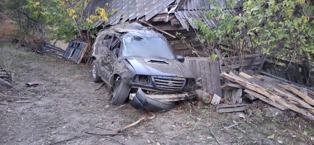 Un bărbat și-a pierdut viața, după ce a căzut cu mașina într-o râpă de 50 de metri