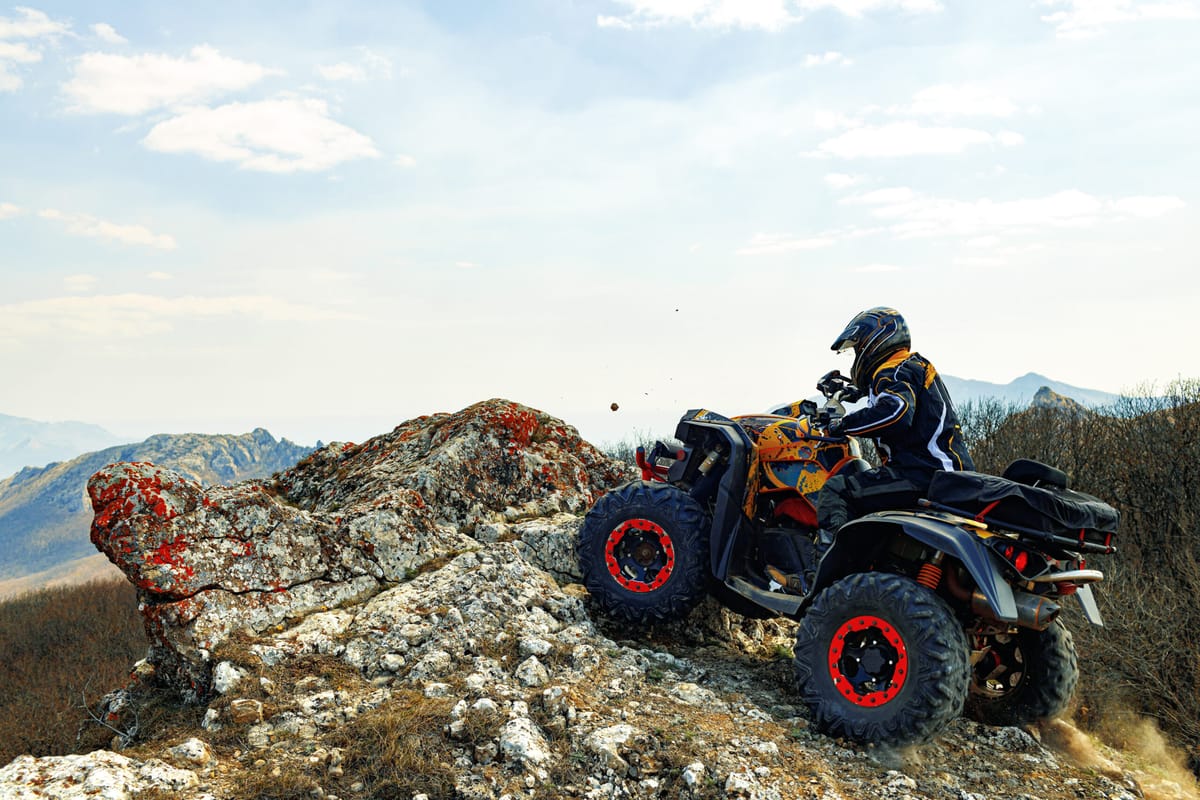 Un bărbat, obligat să plătească peste 25.000 de lei după ce a închiriat un ATV pentru două ore
