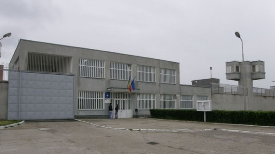 Un deținut care executa o condamnare pentru viol a fost găsit spânzurat în Penitenciarul Arad