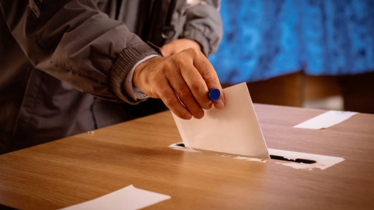 Un nou sondaj arată ce partid conduce în preferințele alegătorilor și cât de nemulțumiți sunt românii