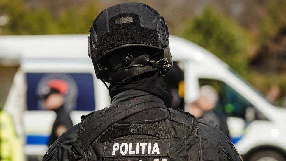 Un tânăr de 18 ani a fost reținut după ce a amenințat online un băiat de 15 ani