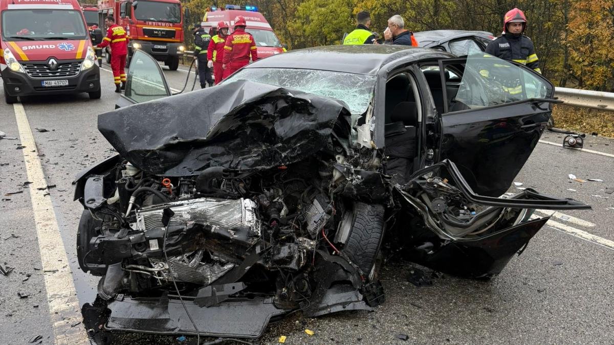 Un tânăr de 24 de ani a murit într-un accident cu impact frontal, iar Poliția a deschis un dosar penal