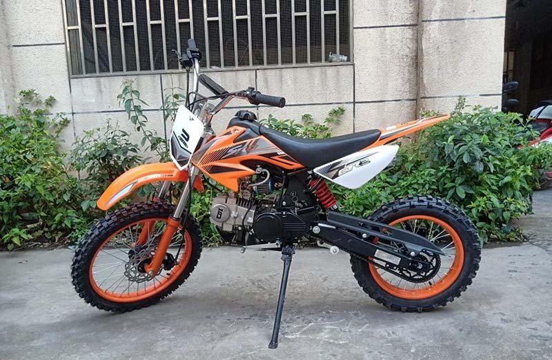 Urmeniș: adolescent de 17 ani fără permis, prins pe motocross neînmatriculat, cu dosar penal