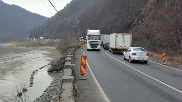 Valea Oltului: fără restricții pentru TIR-uri sâmbătă, lucrările de pe DN 7 sunt suspendate din cauza vremii