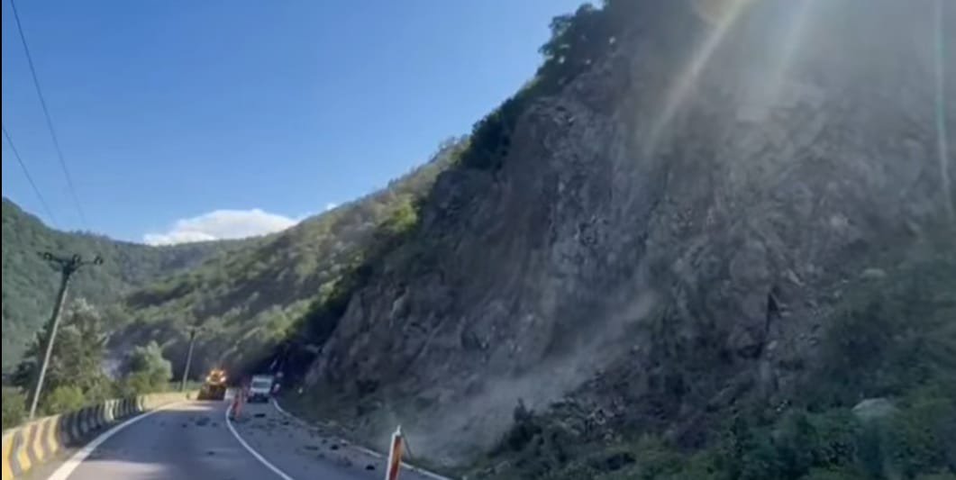 Valea Oltului: plase de siguranță desprinse de pe versanți, circulația oprită pe ambele sensuri