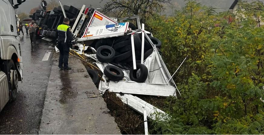 Valea Oltului: trafic blocat complet după un accident cu un TIR, în care un șofer turc este vinovat