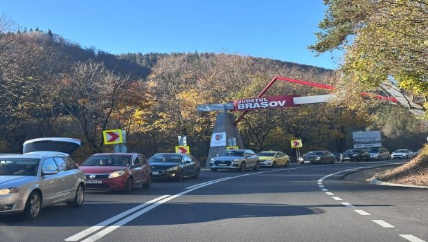 Valea Prahovei: coloană interminabilă de mașini pe DN1, între Predeal și Sinaia, spre București