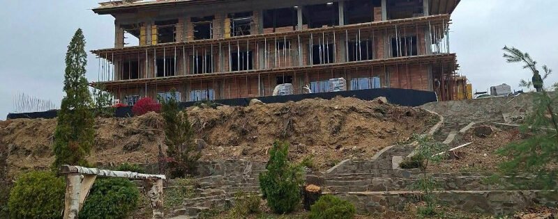 Văliug: defrișări în zona lacului Gozna pentru un hotel, acuzate de Stop Defrișărilor