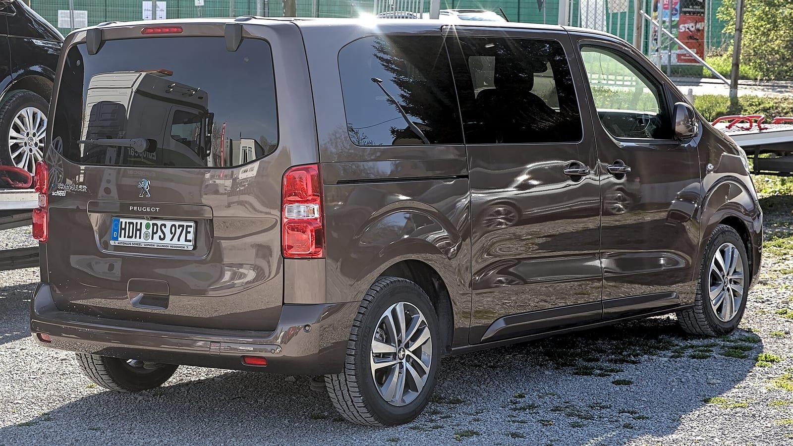 van electric 8+1 locuri — imagine ilustrativă