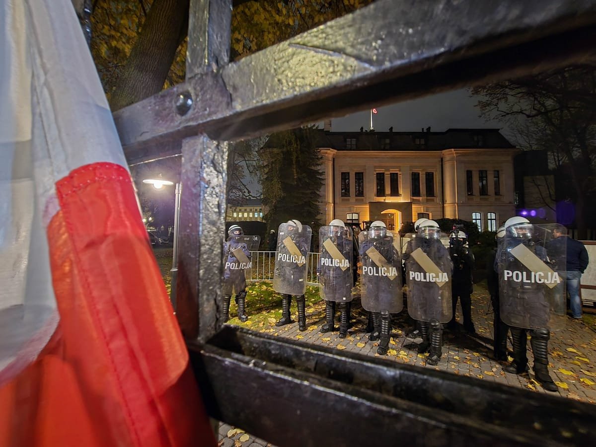 Varșovia: proteste violente, trei protestatari reținuți în criza constituțională din Polonia