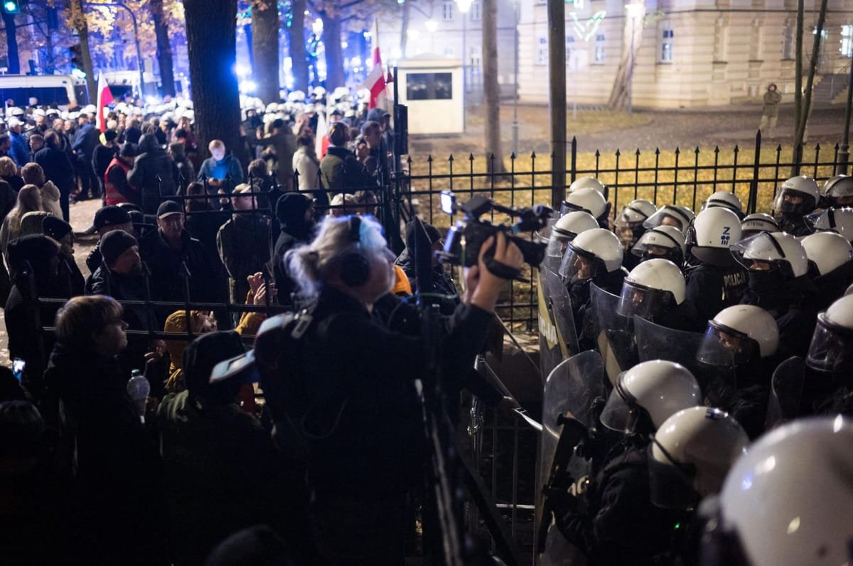 Varșovia: suspendarea conducerii Tribunalului Constituțional, președintele își întrerupe vizita din Africa