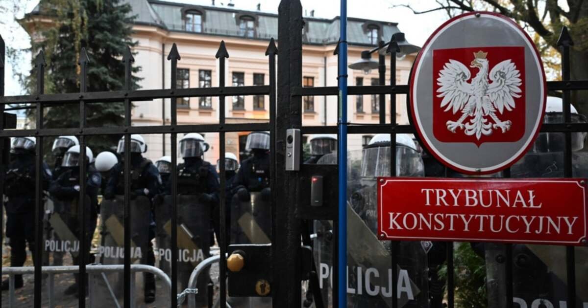 Varșovia: trei protestatari reținuți după proteste violente la Tribunalul Constituțional din Polonia