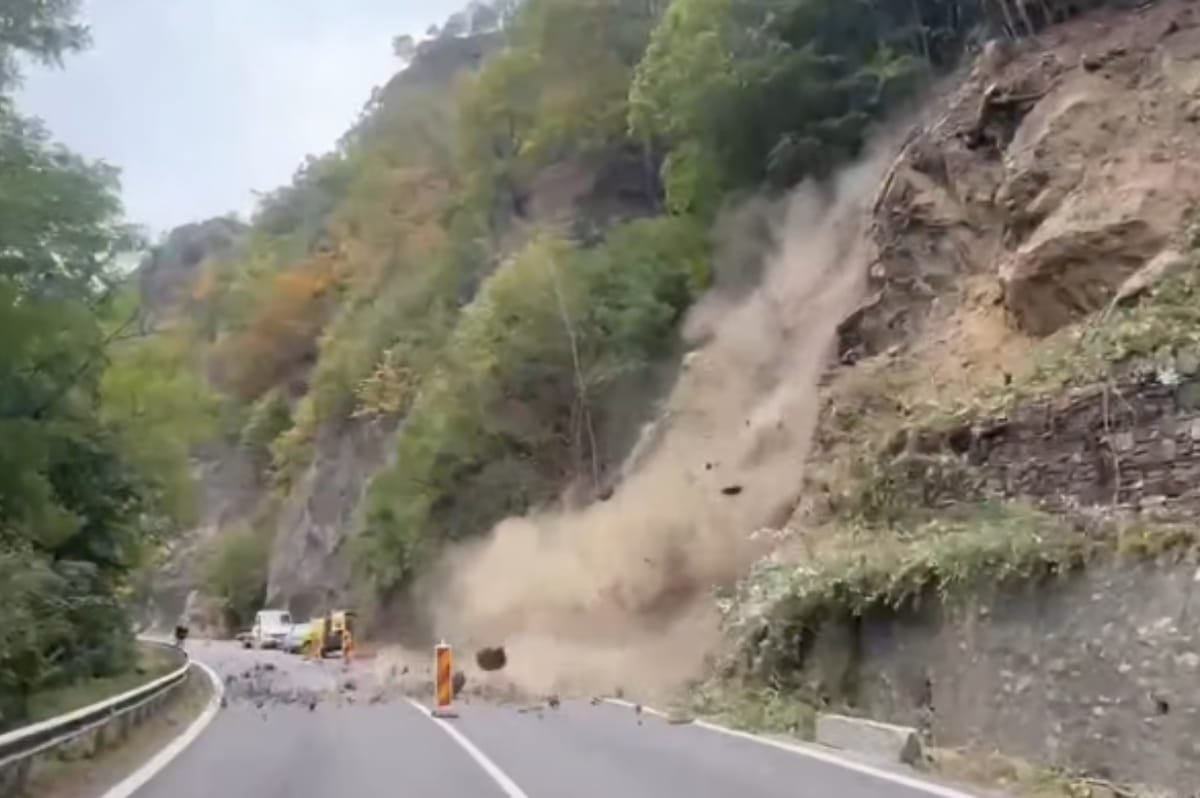 Veștem, pe DN7: trafic oprit pe ambele sensuri după desprinderea plaselor de pe versanți