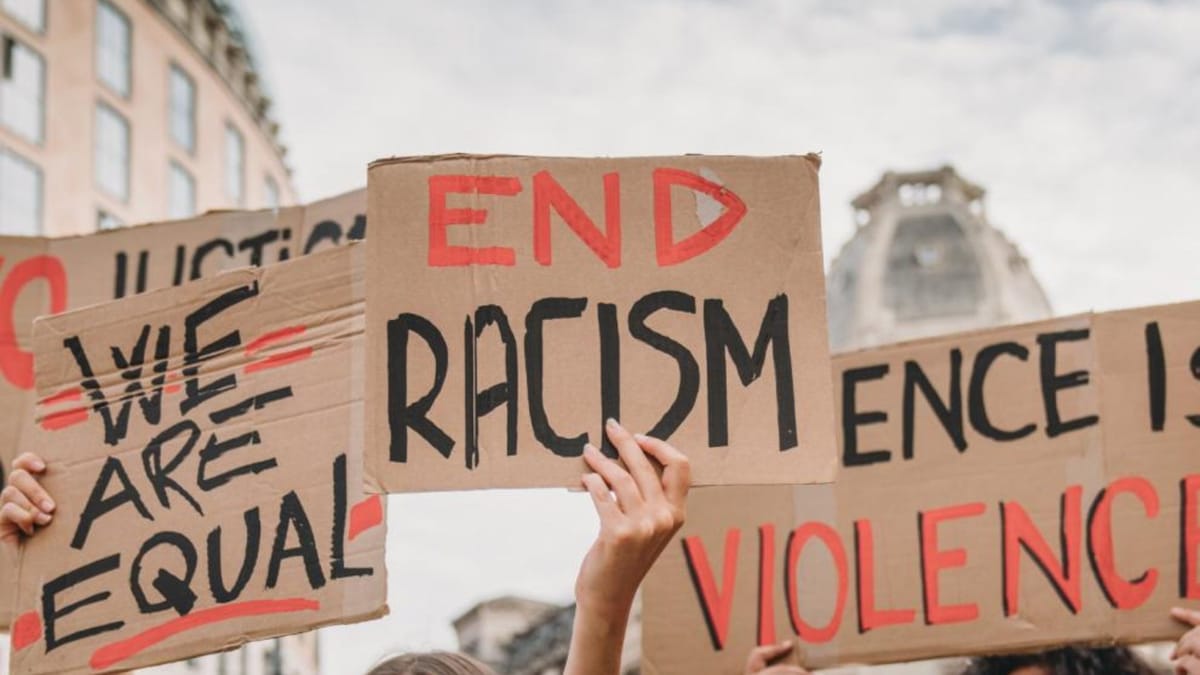 Victimele rasismului, antisemitismului și xenofobiei pot face reclamații online pe platforma Stop Rasism