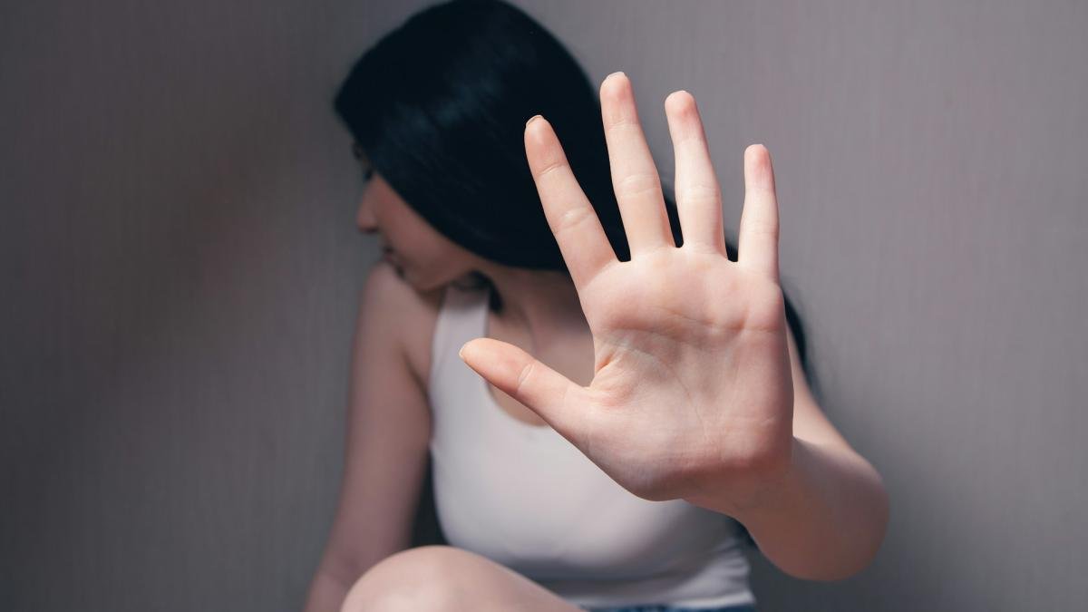 Victimele violenței domestice nu ar mai pierde automat locuința socială dacă dețin o parte din imobil