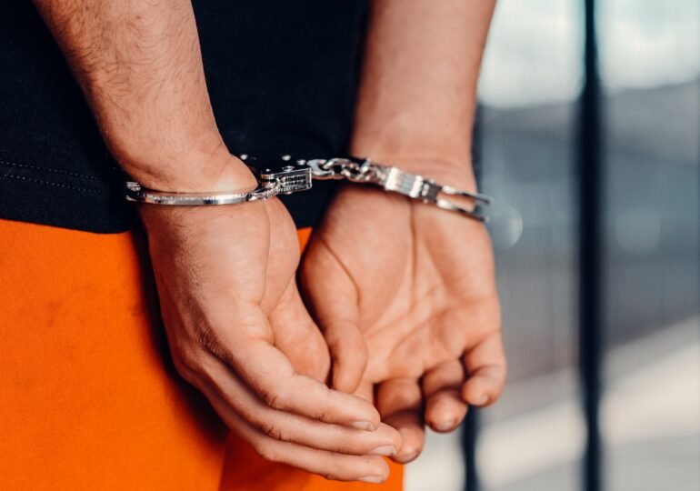 Victoria: bărbat de 31 de ani arestat 30 de zile după ce a încălcat ordinul de protecție față de soție