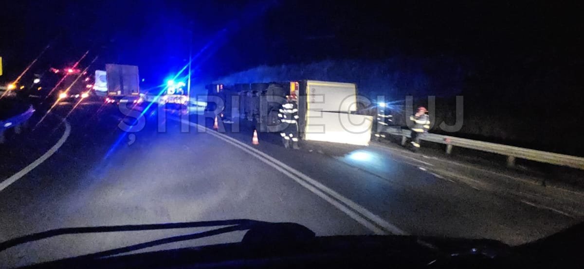 VIDEO. Accident în Cluj: un camion s-a răsturnat, iar șoferul a fost preluat de SMURD