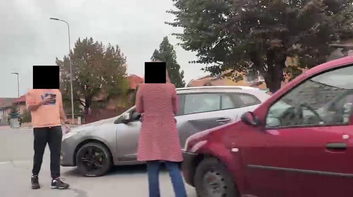 VIDEO Alba Iulia: accident într-un sens giratoriu, cu două mașini implicate
