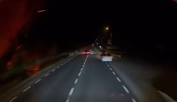 VIDEO Asta da tupeu! Tânăr de 21 de ani, surprins în timp ce depășea mașina de poliție, pe un sector cu linie continuă