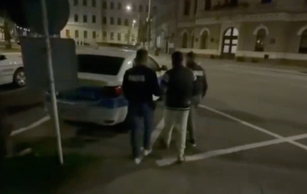 VIDEO: Bărbat din Aiud, cercetat pentru agresiune sexuală după ce ar fi abordat două femei pe stradă. Ce s-a întâmplat