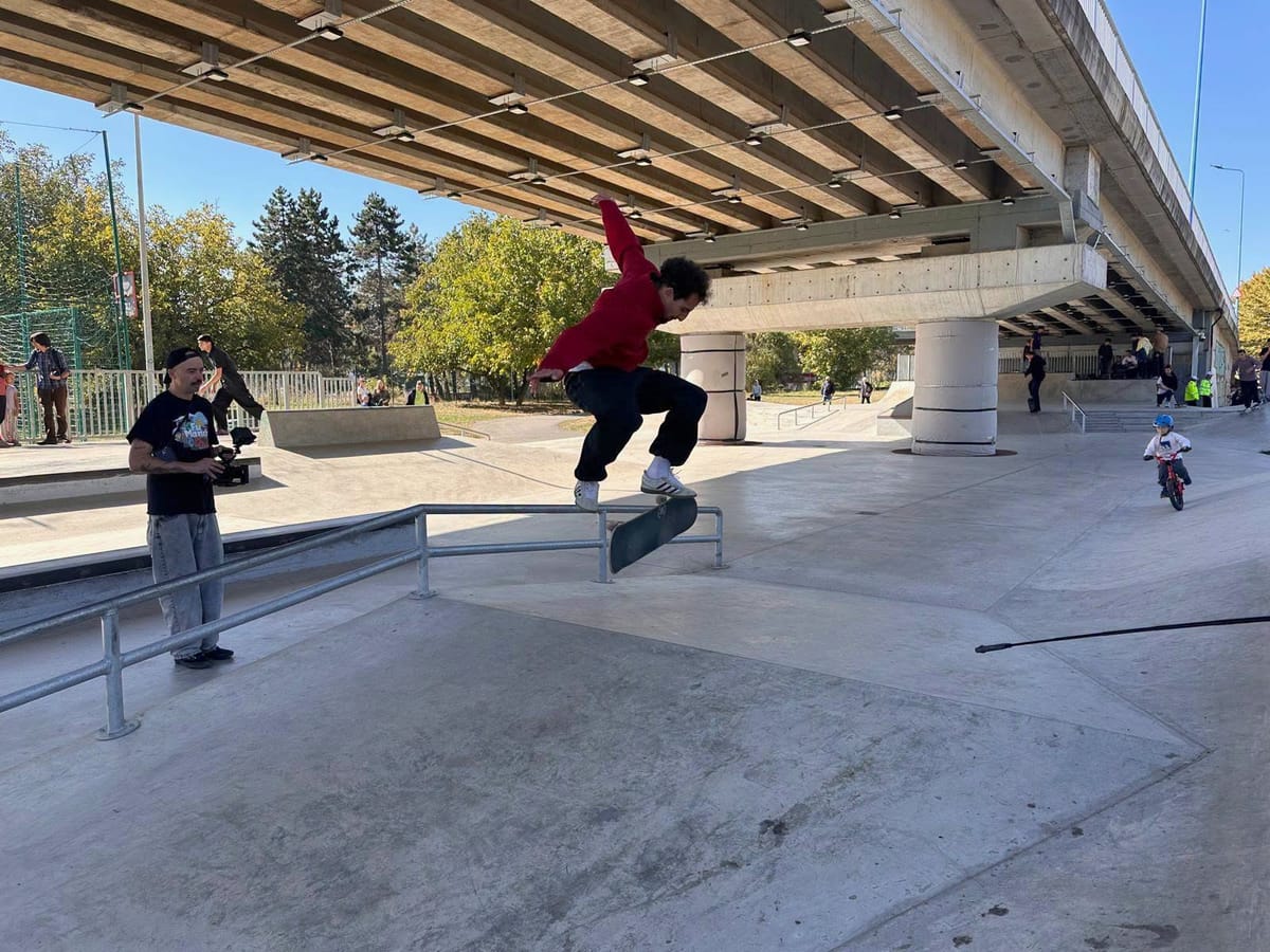 VIDEO Brașovul își face loc pe harta sporturilor urbane. Skateparkul de la Fartec atrage deja pasionați din alte orașe a