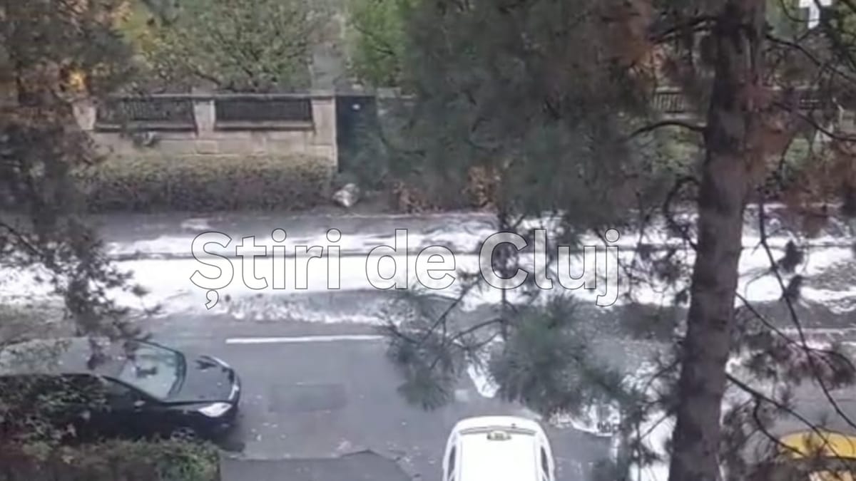 VIDEO. Cluj: canalizările au refulat după câteva minute de ploaie, pe carosabil a apărut spumă albă