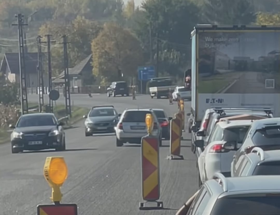 VIDEO Cluj: coadă de kilometri cu TIR-uri și mașini, unii șoferi pe contrasens