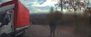 VIDEO. Cluj-Napoca: adolescent cu ochii în telefon, salvat de vigilența unui șofer în ultima clipă