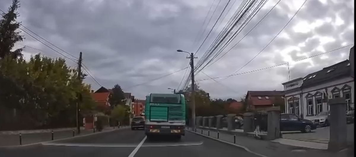 VIDEO. Cluj-Napoca: depășire periculoasă, un autobuz plin cu călători a fost la un pas de accident