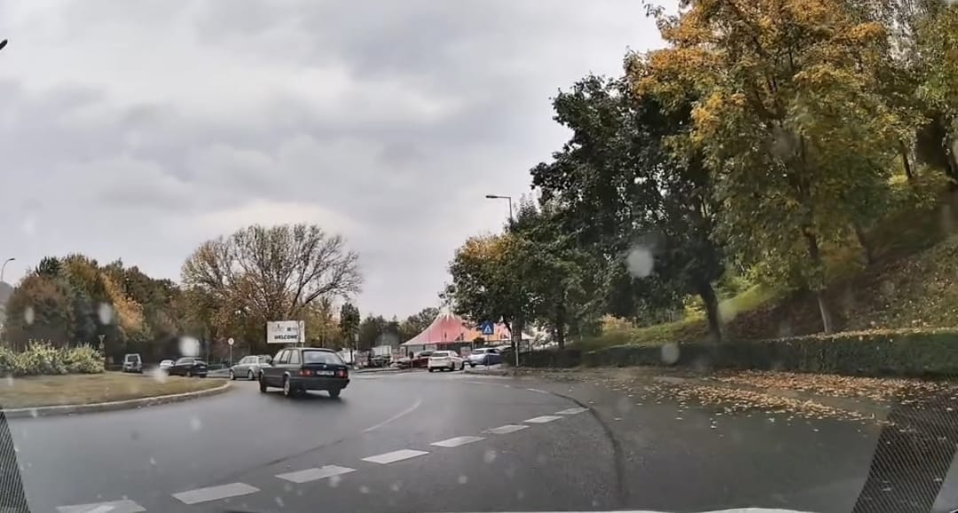 VIDEO Cluj-Napoca: un șofer a făcut drift periculos într-un sens giratoriu, pe asfalt ud