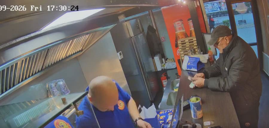 VIDEO. Cluj: un angajat de la un restaurant ar fi fost păcălit cu 100 de lei printr-un truc cu bancnote
